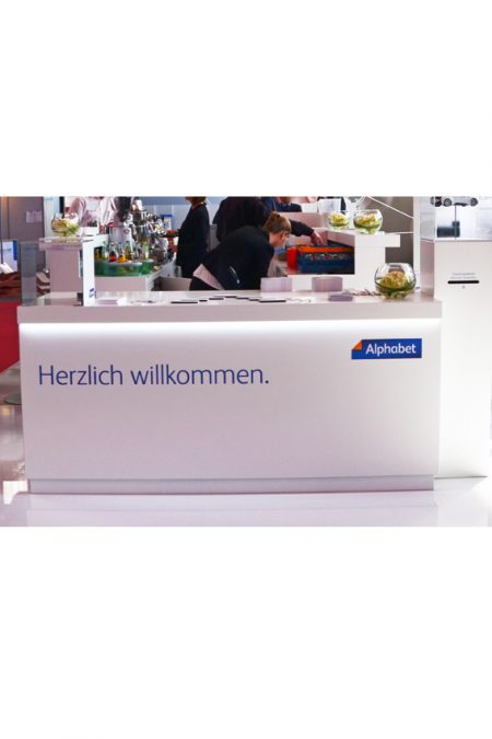 Welcome Desk in weiß mit LED-Beleuchtung